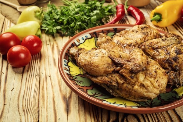 hot grilled fried roast chicken tabaka with herbs and garlic on wooden background 194143 8192 - Томатно-чесночный соус