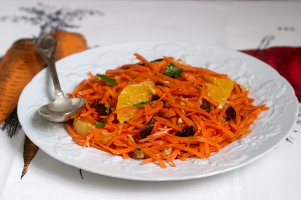 Салат из моркови с яблоками и черносливом — рецепт с фото и видео