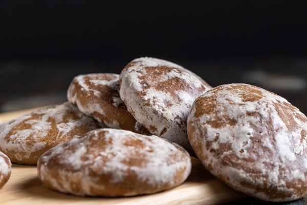 large number of gingerbread on the table - Сироп для глазировки медовых пряников и коврижек