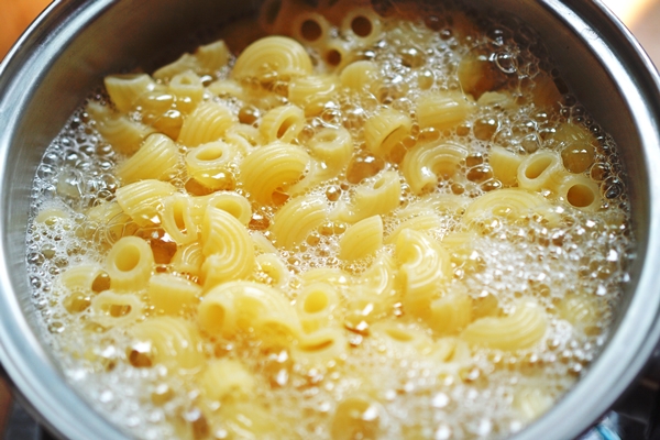 macaroni in boiling water - Макароны по-флотски