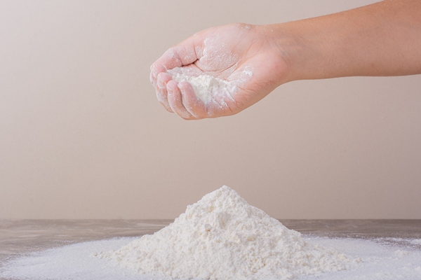 making all purpose flour for dough - Постный именинный крендель