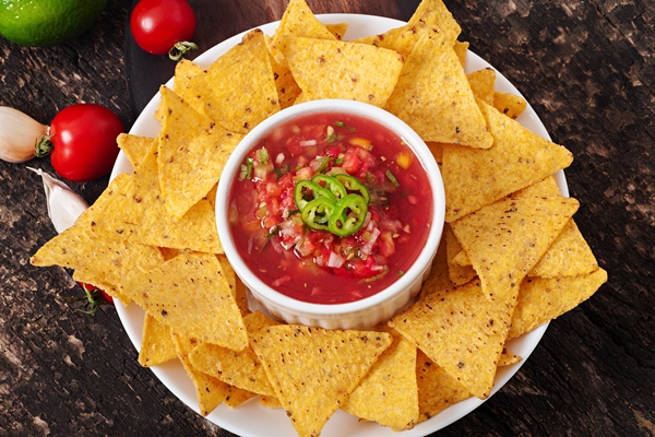 mexican nacho chips and salsa dip in bowl - Соус "Сальса"