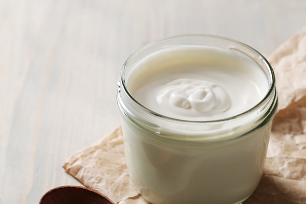 milk products on wooden table - Мюсли с йогуртом и соком