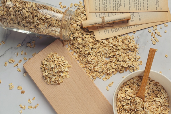 oat grains and wheat spools in containers - Миндальный смузи