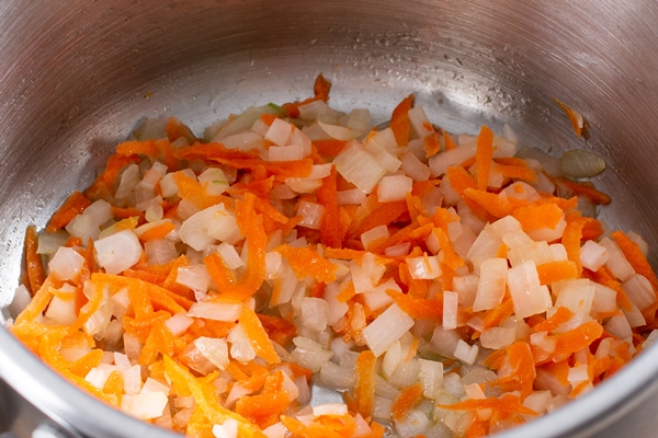 onions and carrots in a saucepan for making lentil soup step by step healthy food - Суп с корневищами иван-чая
