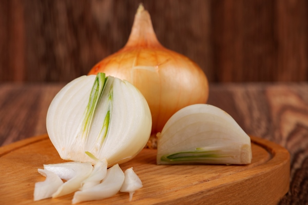 onions in a cut on a rustic wooden table - Пирог с солёными грибами