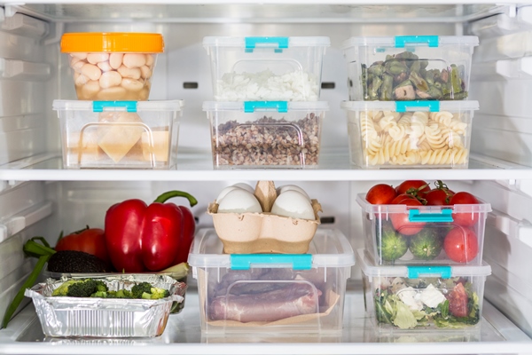 open fridge with plastic food containers and vegetables - Правила приготовления постного пирога