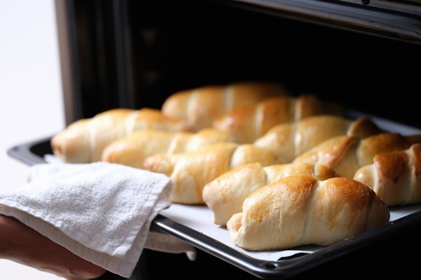 open oven on a hot baking sheet fresh baked goods - Булки заварные