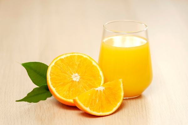 orange juice in a glass with orange slices and a green leaf - Кисло-сладкий постный соус
