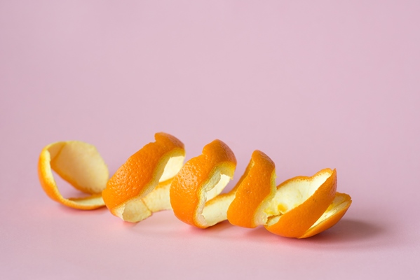 orange peel on pink background as a symbol of recycling circulate economy - Начинка для сладкого пирога с рисом