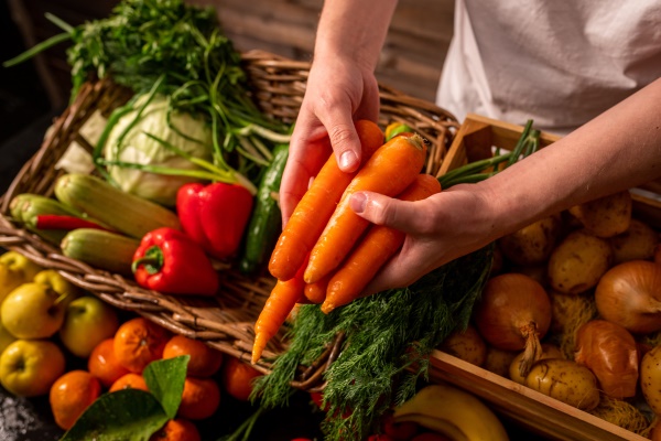 organic vegetables farmers hands with freshly picked carrots fresh organic carrots fruits and vegetables market - Бульон грибной постный