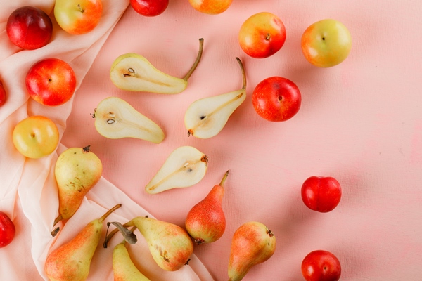 pears and plums on pink and textile surfacae - Пудинг из риса со свежими фруктами