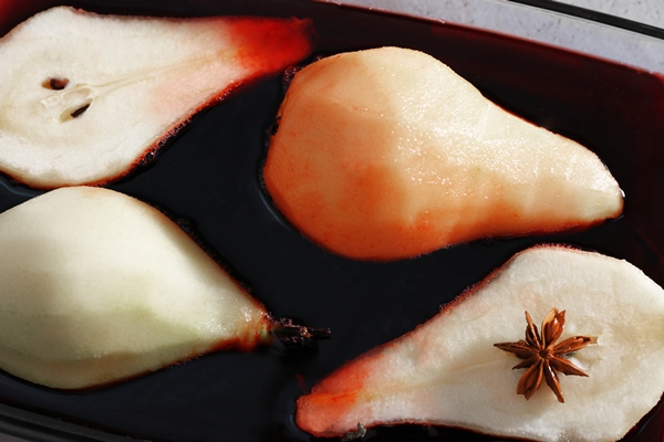 pears with wine and spices in dish closeup - Груши и яблоки в сиропе