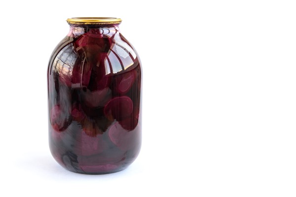 pickled red beets preserved in a glass jar isolated on a white space - Маринованная свёкла