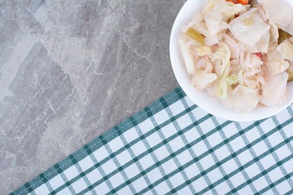 pickled white cabbage in white bowl with tablecloth - Капуста белокочанная для быстрого употребления