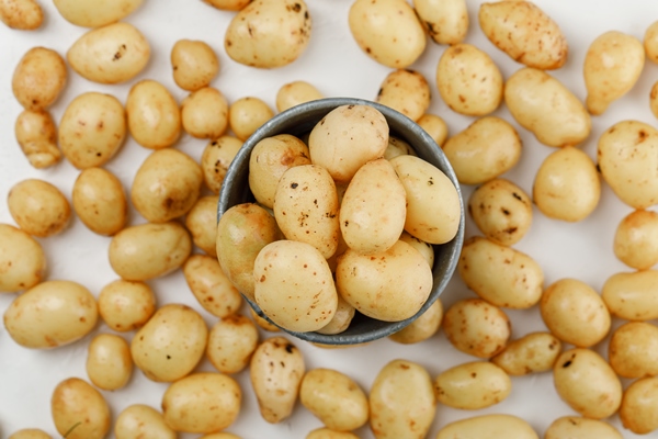potatoes in a mini bucket top view on a white wall - Горячий винегрет из картофеля и селёдки