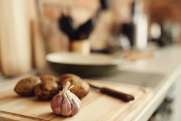 potatos and garlic in the kitchen - Драники с чесноком