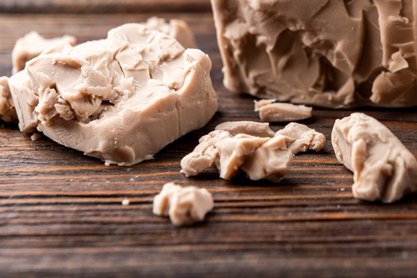 pressed yeast on wooden board - Постное тесто на дрожжах для пирожков и пирогов