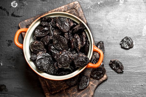 prunes in a bowl - Постный плов с черносливом