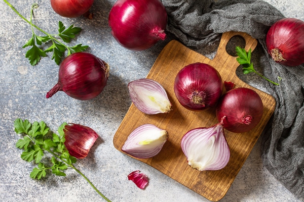 purple onions fresh whole purple onions and one sliced onion top view flat lay - «Зелёный» суп с крапивой