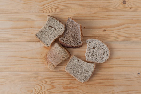 rectangular loaf of rye bread with sliced pieces - Глафирин квас с лимоном