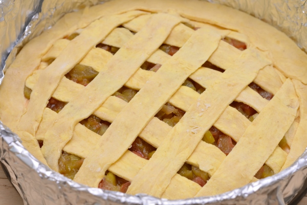 rhubarb pie dough in a baking dish cooking phase - Пирог из ревеня с переплетом