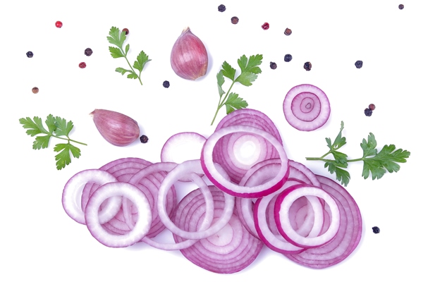 rings of sliced red onions with herbs and spices on a white isolated background vegetables top view - Салат из свёклы с огурчиками и луком