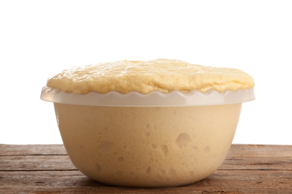 rising yeast dough in bowl - Постное тесто на дрожжах, жаренное в масле