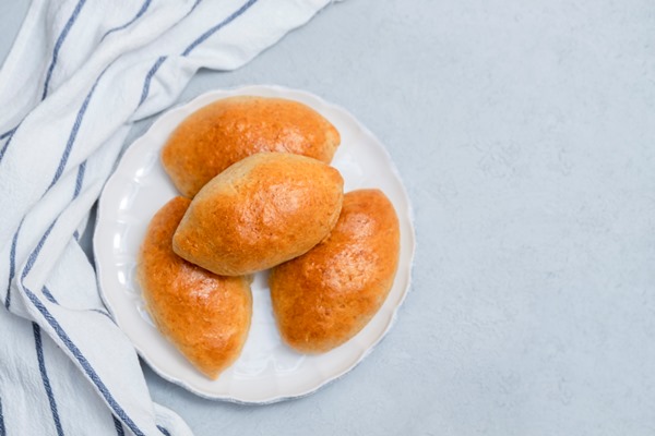 russian traditional pies pirozhki stuffed buns on white plate - Тесто на дрожжах заварное