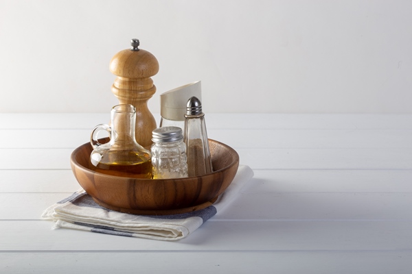 salt pepper cooking oil on the table - Икра из репчатого лука