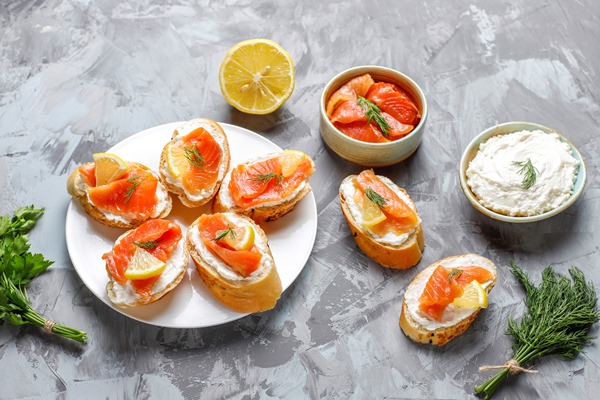 sandwiches with smoked salmon and cream cheese and dill - Бутерброд с рыбой на сливочном сыре