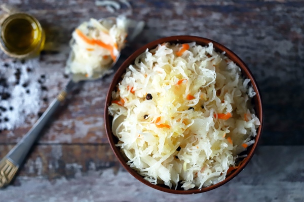 sauerkraut in a bowl probiotics fermented foods - Лещ, фаршированный кислой капустой