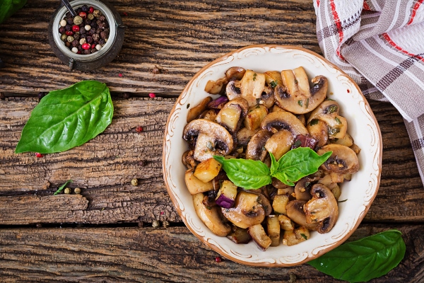saute with mushrooms eggplant aubergines and basil vegetable stew - Постная картофельная запеканка с грибами и зеленью