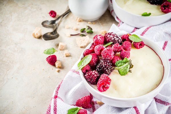 semolina porridge with fresh berries - Каша манная