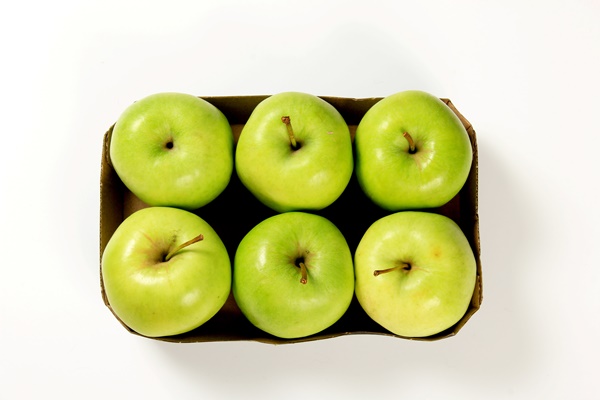six green apples in a packing box on a white background - Мусс яблочный без желатина