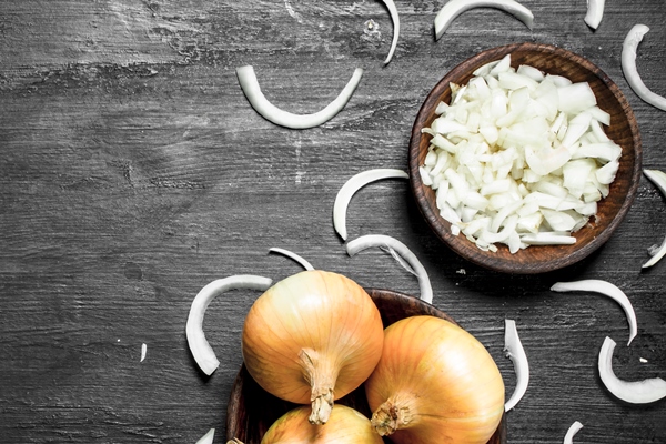 sliced onions in a wooden bowl on the black chalkboard 2 - Фарш рыбный