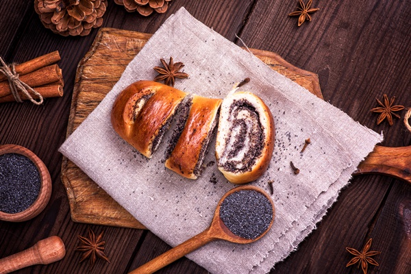 sliced poppy rolls on a gray linen napkin - Штрудели с маком