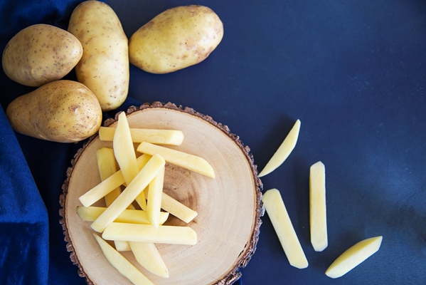 sliced potato stick ready for making french fries traditional food preparation concept - Суп из сныти со свежими огурцами