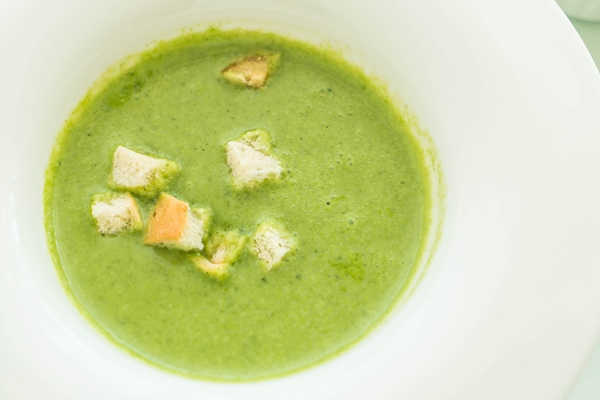 spinach soup with garlic bread - Пюре из крапивы