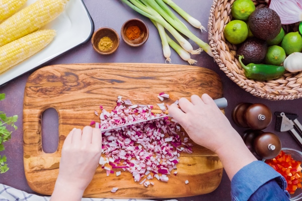 step by step slicing purple onion on a wood cutting board 1 - Постные рисовые котлеты