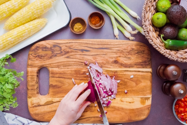 step by step slicing purple onion on a wood cutting board 2 - Рис отварной