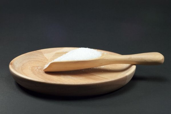 sugar in a wooden spoon placed on a wooden plate and a black background 40377 70 - Столовый хрен