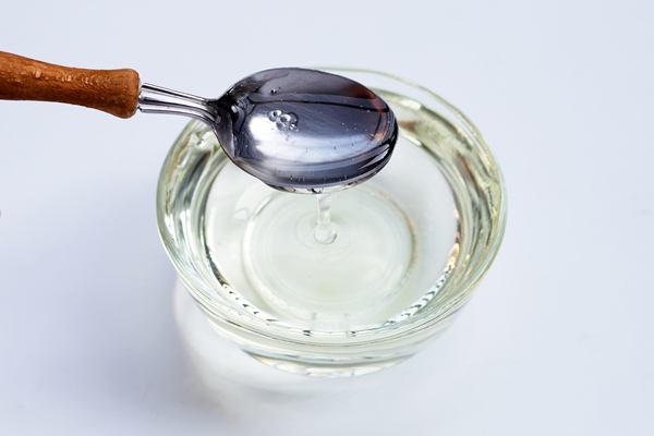 sugar syrup in glass bowl on white surface - Сироп для глазировки медовых пряников и коврижек
