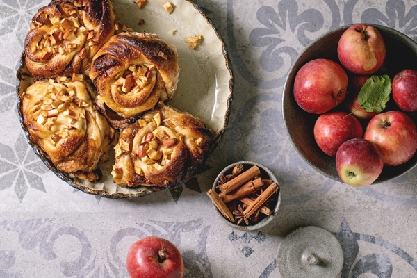 sweet apple cinnamon buns traditional home bakery - Начинка ромовая для пирожков с яблоками
