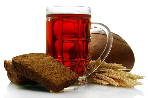 tankard of kvass and rye breads with ears isolated on white - Хлебный квас из концентрата квасного сусла