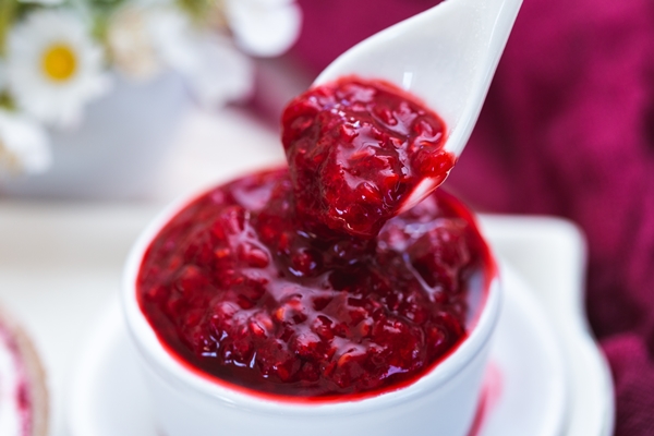 tasty looking raspberry jam - Яблоки с вареньем и миндальным молоком