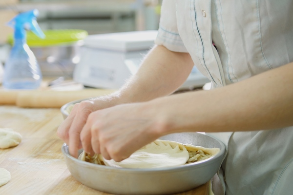 the process of making pies with hands woman in bakery close up - Правила приготовления постного пирога