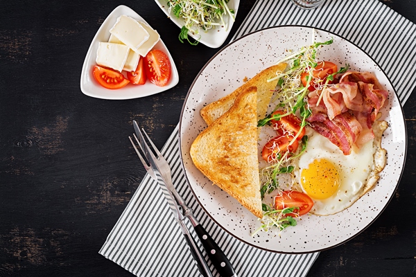 toast egg bacon and tomatoes and microgreens salad - Бутерброд с беконом и яйцом