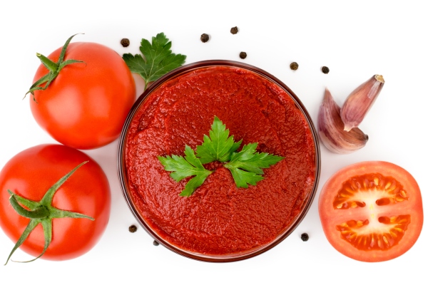 tomato paste in a glass plate tomatoes garlic and pepper - Гречневая каша с овощами