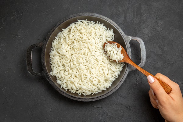 top view cooked rice inside pan on dark surface meal food rice eastern dinner - Рис отварной